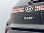 Hyundai Inster Pulse 49 kWh / Demo Deal / 370 KM WLTP / Dynamische Navigatie / Achteruitrijcamera / Climate Control / Adaptive Cruise Control / Verschuifbare Achterbank / Leder Stuurwiel / 15 Inch Lichtmetaal /