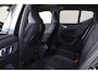 Volvo EX40 Performance Ultra Black Edition 82 kWh - Panorama/schuifdak - IntelliSafe Assist & Surround - 360º Camera - Harman/Kardon audio - Verwarmde voorstoelen, stuur & achterbank - Parkeersensoren voor & achter - Elektr. bedienb. voorstoelen met geheugen links - Warmtepomp - Extra getint glas - 20' LMV
