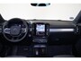 Volvo XC40 B4 Plus Dark - IntelliSafe Assist & Surround - 360º Camera - Harman/Kardon audio - Verwarmde voorstoelen & stuur - Parkeersensoren voor & achter - Elektr. bedienb. voorstoelen met geheugen links - Draadloze tel. lader - Standkachel - Extra getint glas - 18' LMV