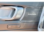 Volvo XC40 B4 Plus Dark - IntelliSafe Assist & Surround - 360º Camera - Harman/Kardon audio - Verwarmde voorstoelen & stuur - Parkeersensoren voor & achter - Elektr. bedienb. voorstoelen met geheugen links - Draadloze tel. lader - Standkachel - Extra getint glas - 18' LMV