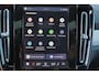 Volvo XC40 B3 Plus Black Edition - IntelliSafe Assist & Surround - 360º Camera - Harman/Kardon audio - Verwarmde voorstoelen & stuur - Parkeersensoren voor & achter - Elektr. bedienb. voorstoelen met geheugen links - Draadloze tel. lader - Standkachel - Extra getint glas - 20' LMV