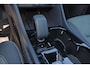 Volvo XC40 B3 Plus Black Edition - IntelliSafe Assist & Surround - 360º Camera - Harman/Kardon audio - Verwarmde voorstoelen & stuur - Parkeersensoren voor & achter - Elektr. bedienb. voorstoelen met geheugen links - Draadloze tel. lader - Standkachel - Extra getint glas - 20' LMV