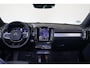 Volvo XC40 B3 Plus Black Edition - IntelliSafe Assist & Surround - 360º Camera - Harman/Kardon audio - Verwarmde voorstoelen & stuur - Parkeersensoren voor & achter - Elektr. bedienb. voorstoelen met geheugen links - Draadloze tel. lader - Standkachel - Extra getint glas - 20' LMV