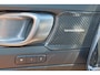 Volvo XC40 B3 Plus Black Edition - IntelliSafe Assist & Surround - 360º Camera - Harman/Kardon audio - Verwarmde voorstoelen & stuur - Parkeersensoren voor & achter - Elektr. bedienb. voorstoelen met geheugen links - Draadloze tel. lader - Standkachel - Extra getint glas - 20' LMV