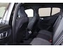 Volvo XC40 B3 Plus Black Edition - IntelliSafe Assist & Surround - 360º Camera - Harman/Kardon audio - Verwarmde voorstoelen & stuur - Parkeersensoren voor & achter - Elektr. bedienb. voorstoelen met geheugen links - Draadloze tel. lader - Standkachel - Extra getint glas - 20' LMV