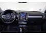 Volvo XC40 B3 Plus Dark - IntelliSafe Assist & Surround - 360º Camera - Harman/Kardon audio - Verwarmde voorstoelen & stuur - Parkeersensoren voor & achter - Elektr. bedienb. voorstoelen met geheugen links - Draadloze tel. lader - Standkachel - Extra getint glas - 18' LMV