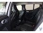 Volvo XC40 B3 Plus Dark - IntelliSafe Assist & Surround - 360º Camera - Harman/Kardon audio - Verwarmde voorstoelen & stuur - Parkeersensoren voor & achter - Elektr. bedienb. voorstoelen met geheugen links - Draadloze tel. lader - Standkachel - Extra getint glas - 18' LMV