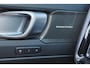Volvo XC40 B3 Plus Dark - IntelliSafe Assist & Surround - 360º Camera - Harman/Kardon audio - Verwarmde voorstoelen & stuur - Parkeersensoren voor & achter - Elektr. bedienb. voorstoelen met geheugen links - Draadloze tel. lader - Standkachel - Extra getint glas - 18' LMV