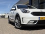Kia Niro Hybrid 1.6 GDi Edition / Automaat / NL-Auto / Schuif-Kanteldak / Stuur-/Stoelverwarming / Cruise-Control / Apple-Carplay & Android-Auto / Trekhaak / Radio-Bluetooth / Navi / Camera / PDC-Achter / 18'' LMV / ENZ.