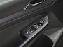 Volkswagen Golf 1.5 eTSI R-Line [SCHUIFKANTELDAK, APPLE CARPLAY, ANDROID, TREKHAAK, MEMORY SEATS, STOEL-/STUURVERWARMING, ADAPTIVE CRUISE, PDC V+A, DIGITAL DASH, SFEERVERLICHTING, NAVIGATIE]