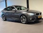 BMW 3-Serie Gran Turismo 320i High Executive (M-SPORT, PANO, LEDER, NAVI, DEALER ONDERHOUDEN)