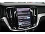 Volvo V60 T6 Plug-in hybrid AWD Ultra Bright | Panoramadak | Head-up display | Bowers & Wilkins audiosysteem | Verwarmbare voorstoelen, achterbank en stuurwiel | 360 graden camera | Extra getint glas | 19 inch lichtmetalen velgen