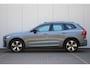 Volvo XC60 T6 Plug-in hybrid AWD Plus Dark | Panoramisch Schuif-/Kanteldak | Adaptive Cruise & Pilot Assist | Verwarmbare voorstoelen + achterbank | 360 Camera | Apple carplay/Android auto | Verwarmbaar stuurwiel | Wegklapbare Trekhaak |