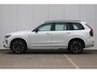 Volvo XC90 T8 Plug-in hybrid AWD Ultra Dark | Semi-elektrische Trekhaak | Luchtvering | Elektr. Schuif-/Kanteldak | Head up display | 360 graden camera | Premium Audio by Bowers&Wilkins | Verwarmbare voorstoelen met massagefunctie en ventilatie