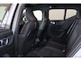 Volvo XC40 B3 Plus Black Edition - Panorama/schuifdak - IntelliSafe Assist & Surround - 360º Camera - Harman/Kardon audio - Verwarmde voorstoelen & stuur - Parkeersensoren voor & achter - Elektr. bedienb. voorstoelen met geheugen links - Draadloze tel. lader - Standkachel - Extra getint glas - Inklapbare trekhaak - 20' LMV