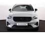 Volvo XC40 B3 Plus Black Edition - Panorama/schuifdak - IntelliSafe Assist & Surround - 360º Camera - Harman/Kardon audio - Verwarmde voorstoelen & stuur - Parkeersensoren voor & achter - Elektr. bedienb. voorstoelen met geheugen links - Draadloze tel. lader - Standkachel - Extra getint glas - Inklapbare trekhaak - 20' LMV