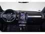 Volvo XC40 B3 Plus Black Edition - Panorama/schuifdak - IntelliSafe Assist & Surround - 360º Camera - Harman/Kardon audio - Verwarmde voorstoelen & stuur - Parkeersensoren voor & achter - Elektr. bedienb. voorstoelen met geheugen links - Draadloze tel. lader - Standkachel - Extra getint glas - Inklapbare trekhaak - 20' LMV