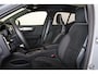 Volvo XC40 B3 Plus Black Edition - Panorama/schuifdak - IntelliSafe Assist & Surround - 360º Camera - Harman/Kardon audio - Verwarmde voorstoelen & stuur - Parkeersensoren voor & achter - Elektr. bedienb. voorstoelen met geheugen links - Draadloze tel. lader - Standkachel - Extra getint glas - Inklapbare trekhaak - 20' LMV