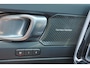 Volvo XC40 B3 Plus Black Edition - Panorama/schuifdak - IntelliSafe Assist & Surround - 360º Camera - Harman/Kardon audio - Verwarmde voorstoelen & stuur - Parkeersensoren voor & achter - Elektr. bedienb. voorstoelen met geheugen links - Draadloze tel. lader - Standkachel - Extra getint glas - Inklapbare trekhaak - 20' LMV
