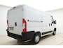 Peugeot Boxer 2.2 BlueHDi 120 L1H1 3.3t | Airco | In hoogte verstelbare zittingen | Parkeersensoren | Armsteunen | Centrale deurvergrendeling | Hill hold | Stuurbediening