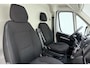 Peugeot Boxer 2.2 BlueHDi 120 L1H1 3.3t | Airco | In hoogte verstelbare zittingen | Parkeersensoren | Armsteunen | Centrale deurvergrendeling | Hill hold | Stuurbediening