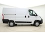 Peugeot Boxer 2.2 BlueHDi 120 L1H1 3.3t | Airco | In hoogte verstelbare zittingen | Parkeersensoren | Armsteunen | Centrale deurvergrendeling | Hill hold | Stuurbediening
