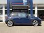 MINI Cooper 3-Deurs 1.5 60 Years Edition / Automaat / NL-Auto / Open-Panodak / Head-Up Display / Vol-Leder / Stoelverwarming / Cruise-Control / Apple-Carplay & Android-Auto / Draadloze-Telefoonlader / Climate-Control / Keyless / LED / PDC V+A / 17'' LMV / ENZ.