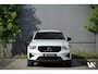 Volvo XC40 T4 211pk Recharge Plus Dark Facelift R-Design Plug-in Hybrid | Elektr. Sportstoelen met Memory | Trekhaak af fabriek | Harman Kardon | Achteruitrijcamera | 1e eig. Dealer O.H.