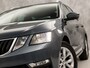 Skoda Octavia Combi 1.0 TSI Sport (APPLE CARPLAY, GROOT NAVI, CLIMATE, LEDER, STOELVERWARMING, SPORTSTOELEN, GETINT GLAS, CRUISE, PARKEERSENSOREN, NIEUWSTAAT)