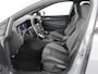Volkswagen Golf 1.5 TSI R-Line Business | Carplay | Stoelverwarming | Led | Adaptive cruise | Parkeersensoren | Navigatie | Climate control | LM | Sfeerverlichting