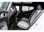 Volvo XC40 1.5 T4 Plug-in Hybrid Plus Dark | PHEV | Panoramadak | Harman Kardon Audio | Achteruitrijcamera | Parkeersensoren | Keyless Entry | Elektrische Achterklep | Elektrisch Verstelbare Voorstoelen | Navigatie | Apple Carplay | Android Auto | Cruise Control