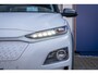 Hyundai Kona Electric EV Premium 64 kWh | Schuifdak | Camera | Cruise adaptief | Head-up | Stoel ventilatie+verwarming | Full optie! | Achteruitrijcamera | Apple Carplay/Android Auto|telefoonintegratie premium | Audio installatie premium
