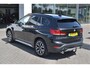 BMW X1 2.0 192 pk Autom. | Panoramdak | Trekhaak 1800kg | Leer | Head Up | Achteruitrijcamera | sDrive20i VDL Nedcar Edition Dealer onderhouden.