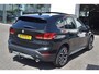 BMW X1 2.0 192 pk Autom. | Panoramdak | Trekhaak 1800kg | Leer | Head Up | Achteruitrijcamera | sDrive20i VDL Nedcar Edition Dealer onderhouden.