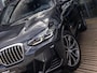BMW X3 xDrive30e High Executive | M-SPORT | 20 INCH | HARMAN KARDON | PANORAMA/SCHUIF-KANTELDAK | ADAPTIVE CRUISE CONTROL | HEAD-UP | STOELMEMORY | KEYLESS | SOPHISTOGRAU |