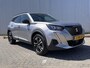 Peugeot 2008 1.2 100PK Allure Pack | Navigatie | Apple Carplay / Android Auto | Cruise Control | Parkeersensoren Achter | DAB | | Bots waarschuwing systeem | Buitenspiegels elektrisch verstel- en verwarmbaar | DAB ontvanger