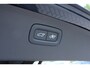 Volvo XC90 2.0 T8 Plug-in hybrid AWD Ultra Black Edition | SOH-waarde 100% |Luchtvering | Panoramisch Schuif-/Kanteldak | Head-up Display | Visual Park Assist incl. 360° Graden Camera | Trekhaak Semi Elektrisch Inklapbaar | Lederen Contourstoelen Met Elektrische Verstelling en Geheugen | 4-Zone Klimaatregeling | Stoelverwarming Voor en Achter | Stuurverwarming | Adaptieve Cruise Control | Pilot Assist | BLIS | Keyless | Harman/Kardon |