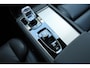 Volvo XC90 2.0 T8 Plug-in hybrid AWD Ultra Black Edition | SOH-waarde 100% |Luchtvering | Panoramisch Schuif-/Kanteldak | Head-up Display | Visual Park Assist incl. 360° Graden Camera | Trekhaak Semi Elektrisch Inklapbaar | Lederen Contourstoelen Met Elektrische Verstelling en Geheugen | 4-Zone Klimaatregeling | Stoelverwarming Voor en Achter | Stuurverwarming | Adaptieve Cruise Control | Pilot Assist | BLIS | Keyless | Harman/Kardon |