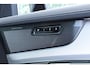 Volvo XC90 2.0 T8 Plug-in hybrid AWD Ultra Black Edition | SOH-waarde 100% |Luchtvering | Panoramisch Schuif-/Kanteldak | Head-up Display | Visual Park Assist incl. 360° Graden Camera | Trekhaak Semi Elektrisch Inklapbaar | Lederen Contourstoelen Met Elektrische Verstelling en Geheugen | 4-Zone Klimaatregeling | Stoelverwarming Voor en Achter | Stuurverwarming | Adaptieve Cruise Control | Pilot Assist | BLIS | Keyless | Harman/Kardon |