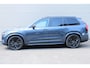 Volvo XC90 2.0 T8 Plug-in hybrid AWD Ultra Black Edition | SOH-waarde 100% |Luchtvering | Panoramisch Schuif-/Kanteldak | Head-up Display | Visual Park Assist incl. 360° Graden Camera | Trekhaak Semi Elektrisch Inklapbaar | Lederen Contourstoelen Met Elektrische Verstelling en Geheugen | 4-Zone Klimaatregeling | Stoelverwarming Voor en Achter | Stuurverwarming | Adaptieve Cruise Control | Pilot Assist | BLIS | Keyless | Harman/Kardon |