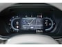 Volvo XC60 T6 Automaat Plug-in hybrid AWD Plus Dark | Elektrisch wegklapbare trekhaak | Panoramadak | Premium audio by Harman Kardon | Verwarmbare voorstoelen, achterbank en stuurverwarming | 4-seizoenenbanden | Adaptive cruise control | 360° parkeercamera |