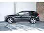 Volvo XC60 T6 Automaat Plug-in hybrid AWD Plus Dark | Elektrisch wegklapbare trekhaak | Panoramadak | Premium audio by Harman Kardon | Verwarmbare voorstoelen, achterbank en stuurverwarming | 4-seizoenenbanden | Adaptive cruise control | 360° parkeercamera |