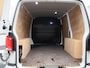 Volkswagen Transporter 2.0 TDI L1H1 150 PK Automaat | Trekhaak | Parkeerhulp voor + achter | Camera | Bijrijdersbank | Cruise Control | Multifunctioneel stuur | Radio | Navigatie |