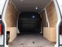 Volkswagen Transporter 2.0 TDI L1H1 150 PK Automaat | Trekhaak | Parkeerhulp voor + achter | Camera | Bijrijdersbank | Cruise Control | Multifunctioneel stuur | Radio | Navigatie |