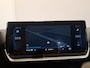 Peugeot 208 1.2 PureTech GT Pack | Navigatie/Android/Apple Carplay | LM Velgen 17" | Panoramadak | Afneembare Trekhaak | Voorstoelen Verwarmd + Massagefunctie | Achteruitrijcamera | Cruise Control Adaptief | Airco |
