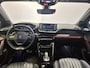 Peugeot 208 1.2 PureTech GT Pack | Navigatie/Android/Apple Carplay | LM Velgen 17" | Panoramadak | Afneembare Trekhaak | Voorstoelen Verwarmd + Massagefunctie | Achteruitrijcamera | Cruise Control Adaptief | Airco |