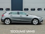 Mercedes-Benz A-klasse 180 Automaat AmbienteVerli. Led MBUX Trekhaak BTW auto. 1ste eigenaar. Dealer onderhouden.