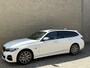 BMW 3-Serie Touring 320e M-pakket | 360 camera | Laser-LED | Sportstoelen | Leder/alcantara | Navigatie | Apple CarPlay | Head Up | 18 inch M-velgen | Stoelverwarming | Sfeerverlichting | Keyless | DAB | Elektrische achterklep | Volledig onderhouden