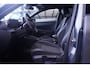 Volkswagen T-Roc R-Line First Edition IQ.light Apple Carplay Black style Stoel-/stuur verwarming 19 Inch Camera R-Line interieur