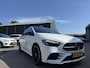 Mercedes-Benz B-klasse 250 e Business Solution AMG Limited VAN: 30.900,- VOOR: 28.877,- UW WKVOORDEEL: 2.23- | PANORAMA DAK | 360 CAMERA | SFEER VERLICHTING | ADAPTIEF CRUISE CONTROL | MEMORY OP STOEL | HEAD-UP DISPLAY | 12 MND BOVAG GARANTIE |
